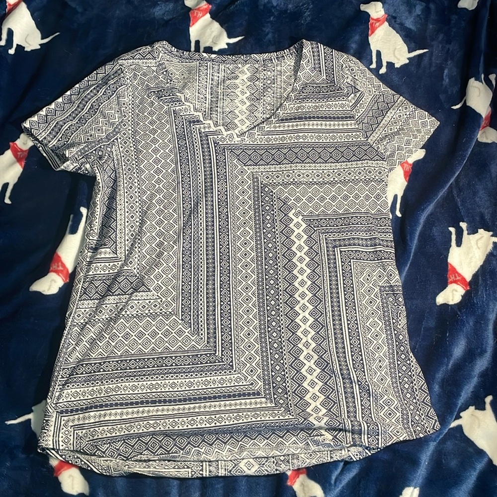 Sonoma “The Everyday Tee” shirt blue and white pattern